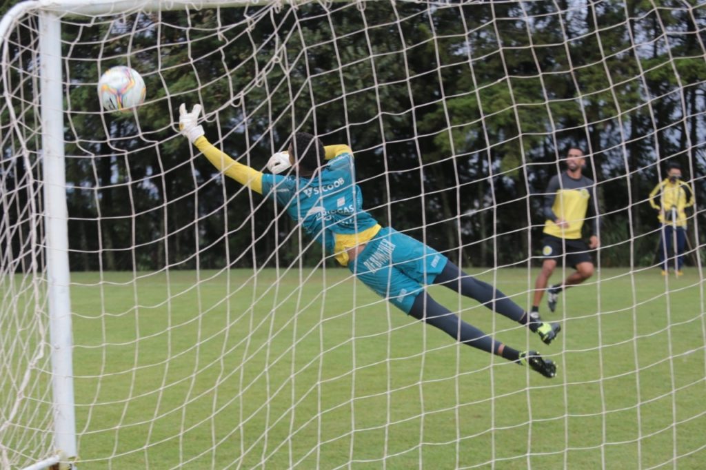 Muito treino para fazer boas defesas: saiba como é o dia a dia dos goleiros do FC Cascavel