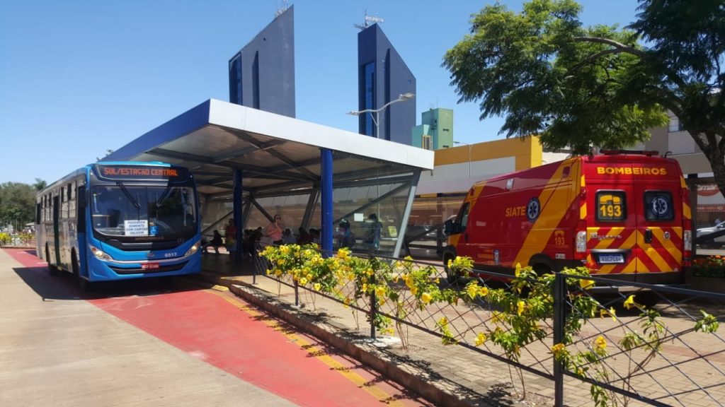 Mulher fica ferida ao cair dentro de ônibus do transporte coletivo e é socorrida na Avenida Brasil