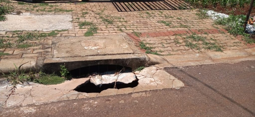 Morador cobra por providências em relação a bueiro quebrado, no Loteamento Florais do Paraná