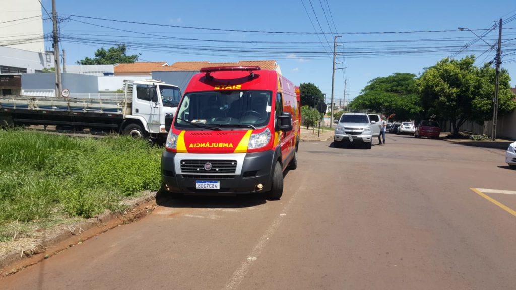 Ciclista é socorrida após acidente na Rua Paraná, no Coqueiral
