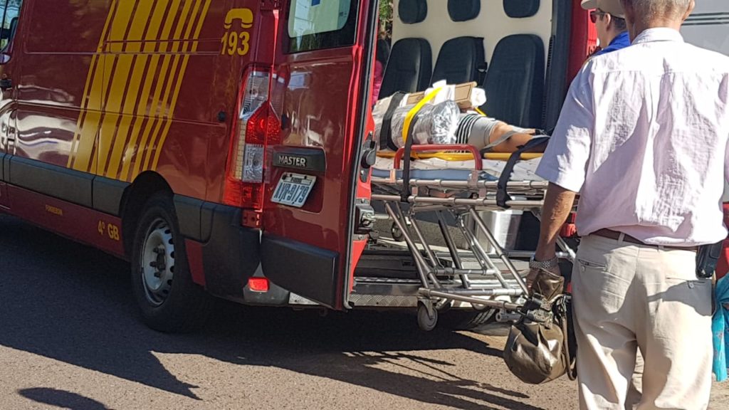 Idosa quebra o braço após sofrer queda no Bairro XIV de Novembro
