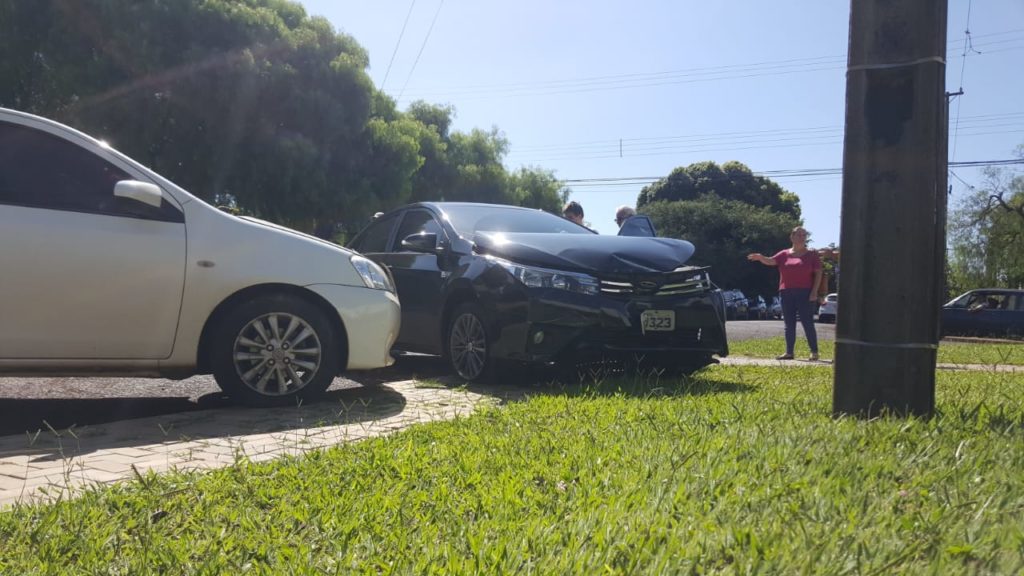 Carros se envolvem em colisão no Pacaembu