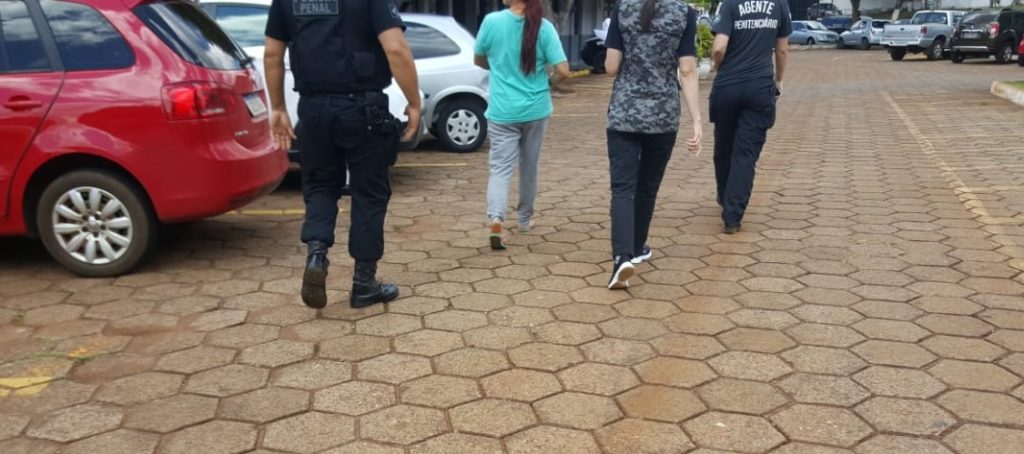 Mulher acusada de tentar entrar com drogas na PEC é levada a delegacia