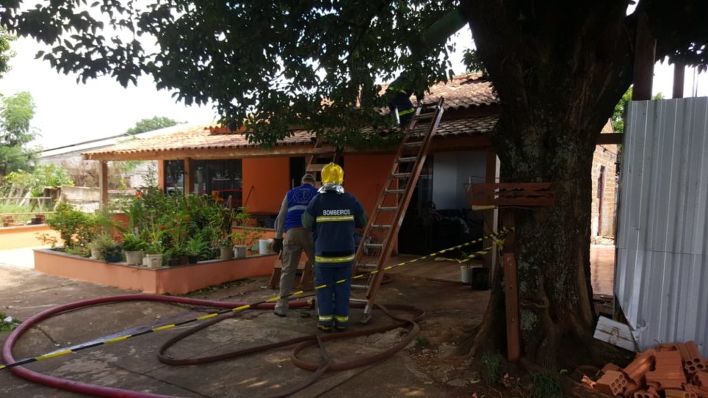 Fogão a lenha gera princípio de incêndio em residência