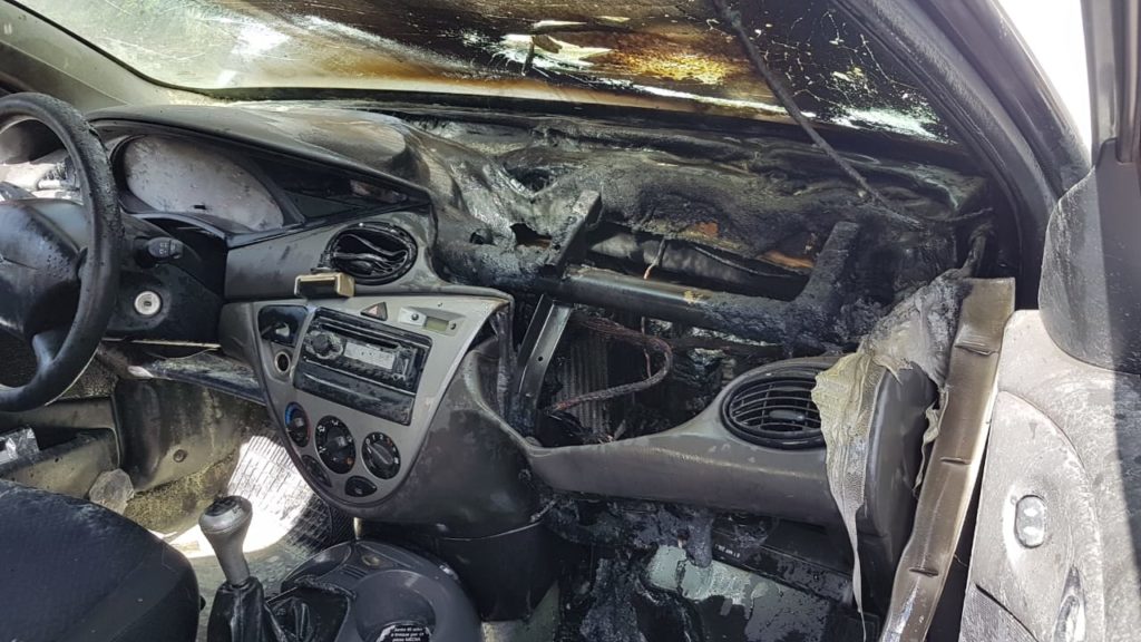 Incêndio atinge interior de carro e Corpo de Bombeiros é mobilizado para combate