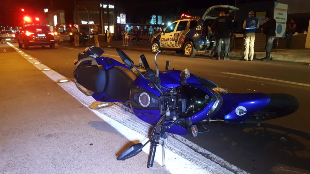 Após ser atingido na traseira, motociclista é atropelado e arrastado por Pampa na Avenida Brasil