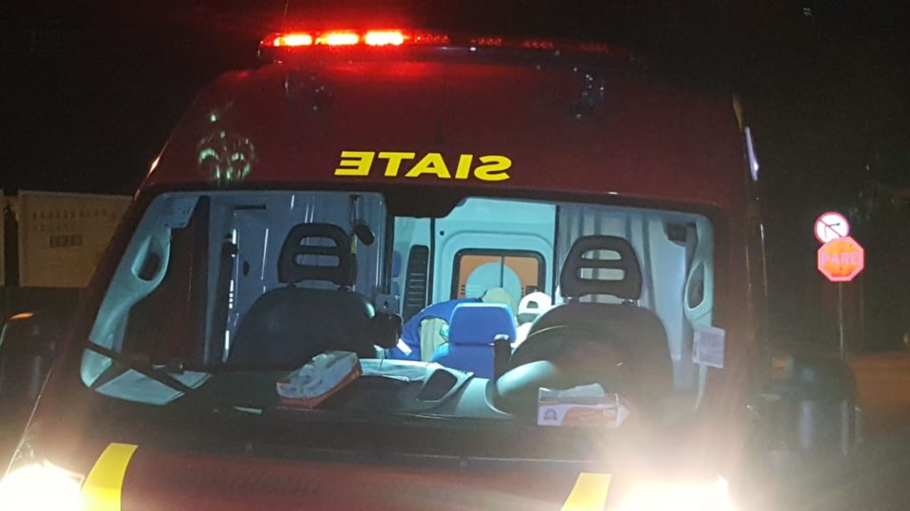 Com suspeita de fratura em tornozelo, mulher é socorrida pelo Siate no Centro