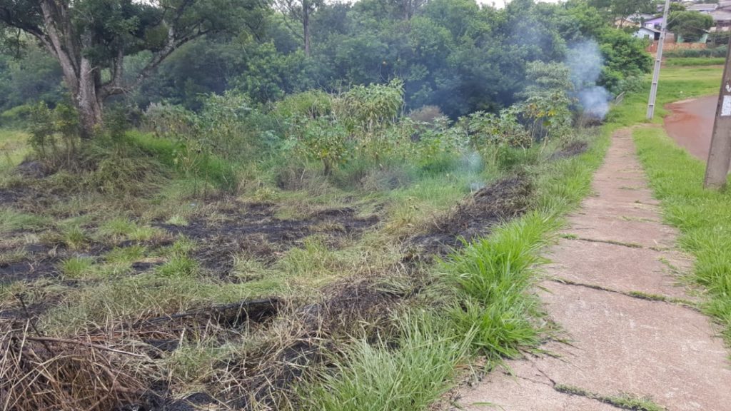 Área de vegetação é atingida por incêndio no Conjunto Sanga Funda