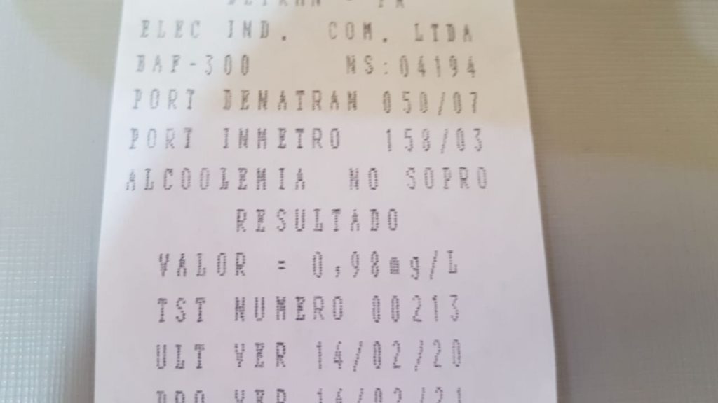 Após colidir contra muro de condomínio, homem é detido pela PM por crime de embriaguez