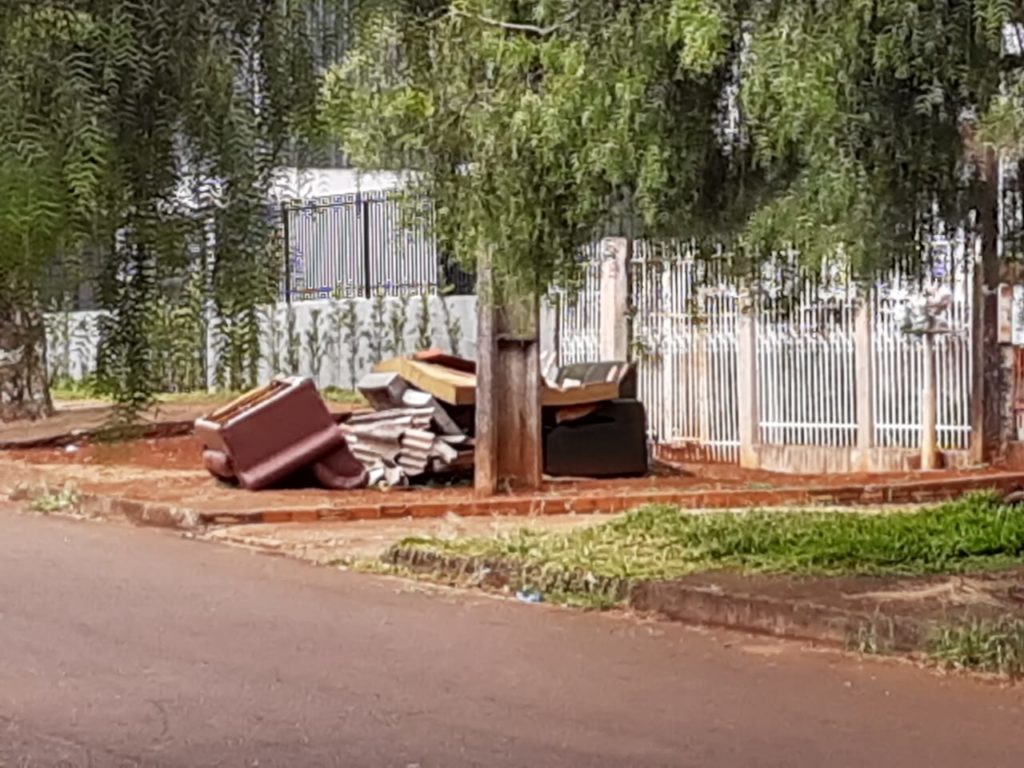 Descarte de entulhos em frente a residência causa preocupação de vizinhos quanto a dengue