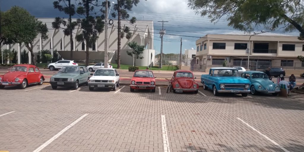 Grupo de amigos faz encontro de carros antigos no Centro de Cascavel