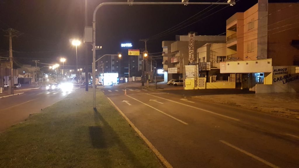 Semáforo da Avenida Carlos Gomes está com sinal amarelo intermitente Semáforo da Avenida Carlos Gomes está com sinal amarelo intermitente