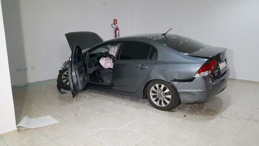 Forte colisão entre Fiesta e Civic é registrada no Coqueiral; um dos veículos invadiu uma sala comercial