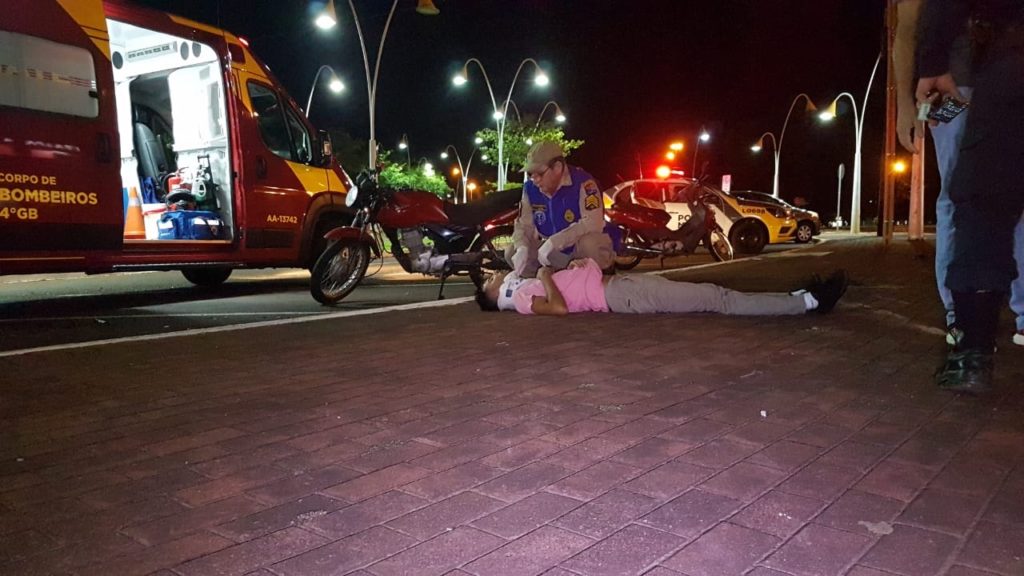 Caminhonete e motociclista colidem durante conversão para acessar rotatória da Praça da Bíblia