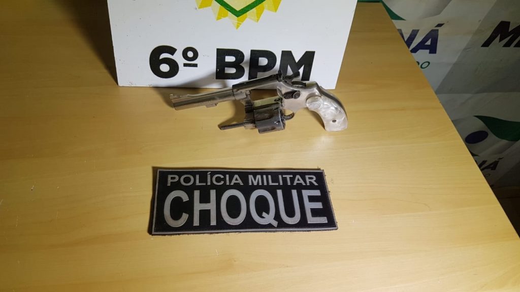 Choque apreende revólver, motocicleta furtada e detém quatro pessoas no Bairro Pacaembu