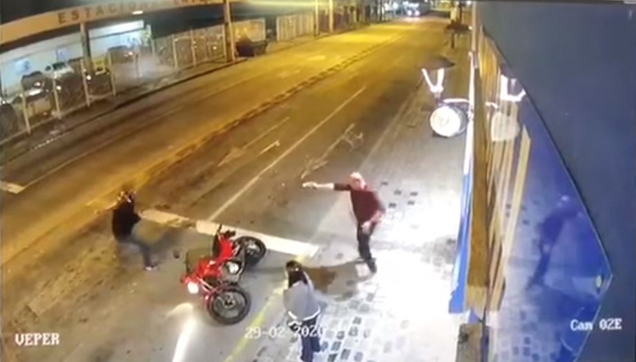 Imagem referente a Policial de SC reage e atira em assaltante na frente da sede da Guarda Municipal de Curitiba