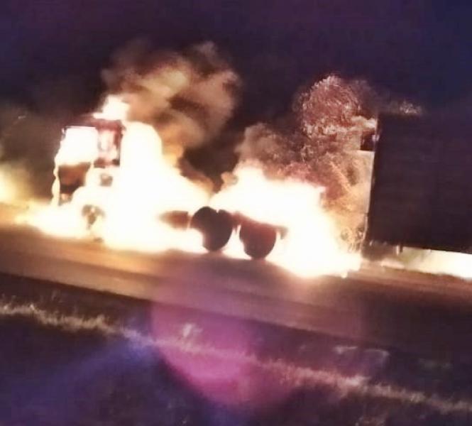 Caminhão é destruído por incêndio na PR-466, em Manoel Ribas