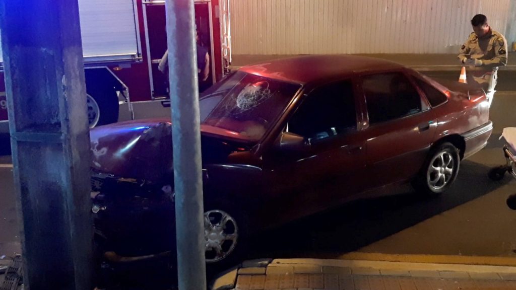 Carro bate contra poste de energia em Francisco Beltrão
