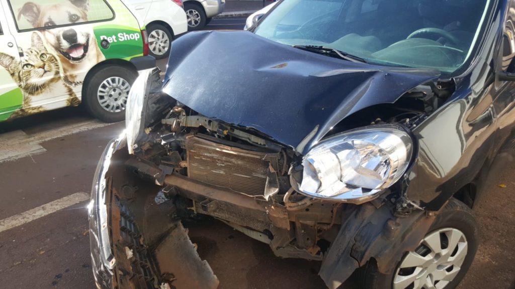 Focus e Nissan se envolvem em acidente na Av. Brasil
