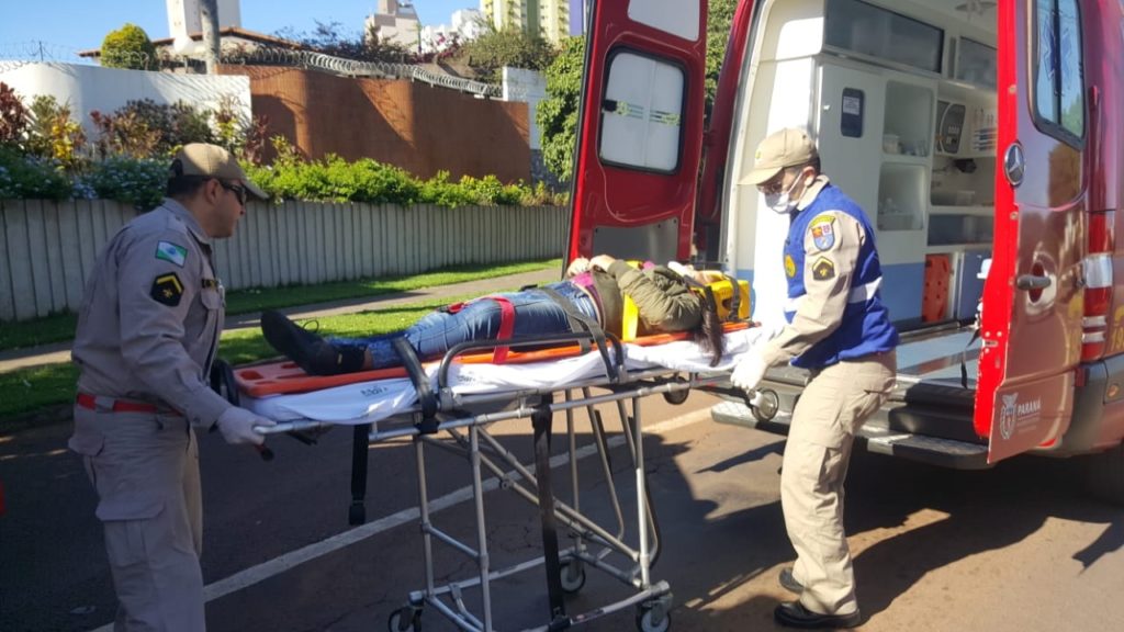 Motociclista fica ferida em acidente de trânsito na Rua Antonina, no Centro