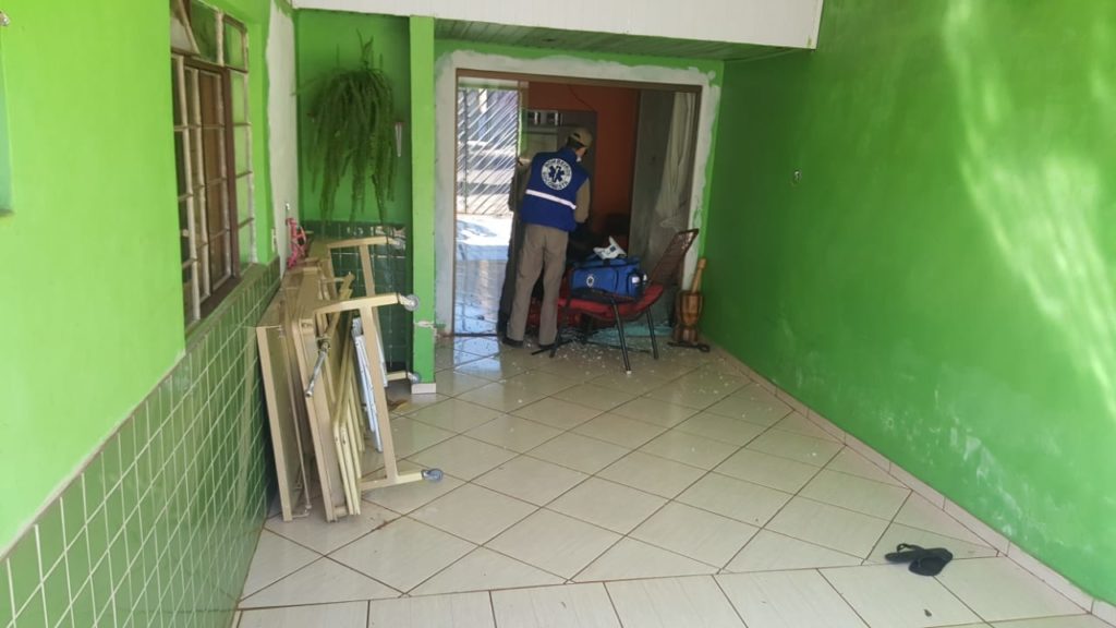 Homem é atingido por porta de vidro no Sanga Funda