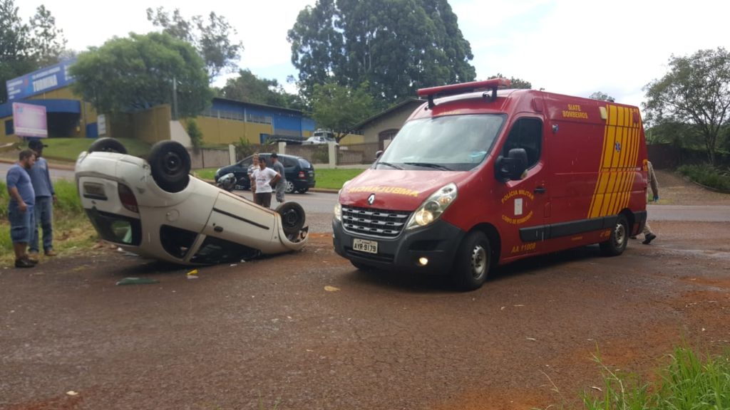 Ford Ka capota no Bairro XIV de Novembro e mulher fica ferida
