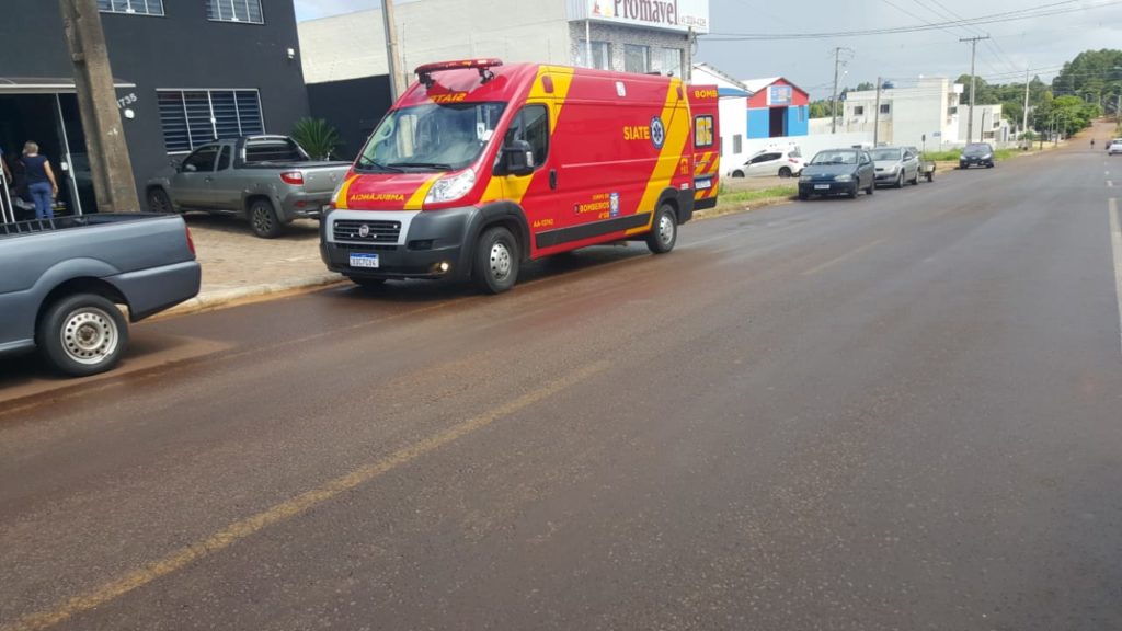 Mulher perde controle de bicicleta e colide em carro na Rua Rio da Paz