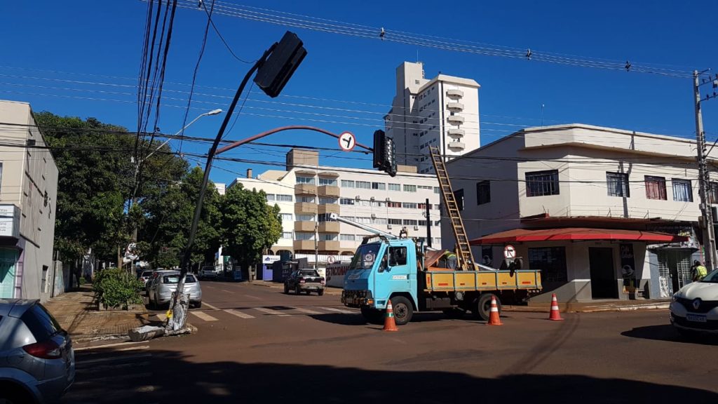 Estrutura de semáforo é atingida no Centro e trânsito fica prejudicado