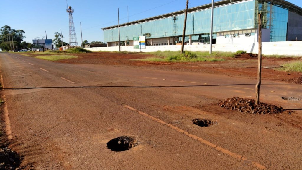 Internauta reclama de buracos destapados na Estrada do Aeroporto
