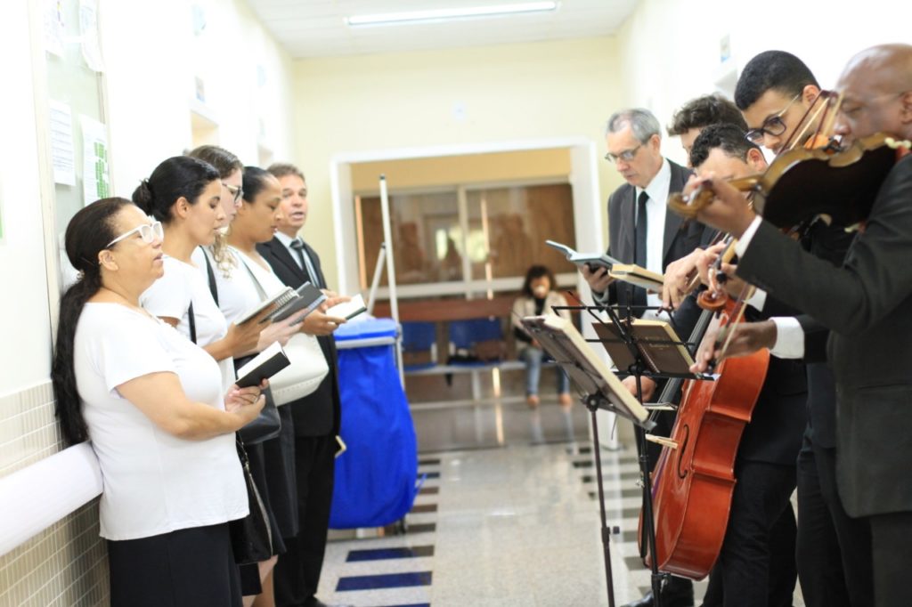 Coral se apresenta em alas do Hospital Universitário