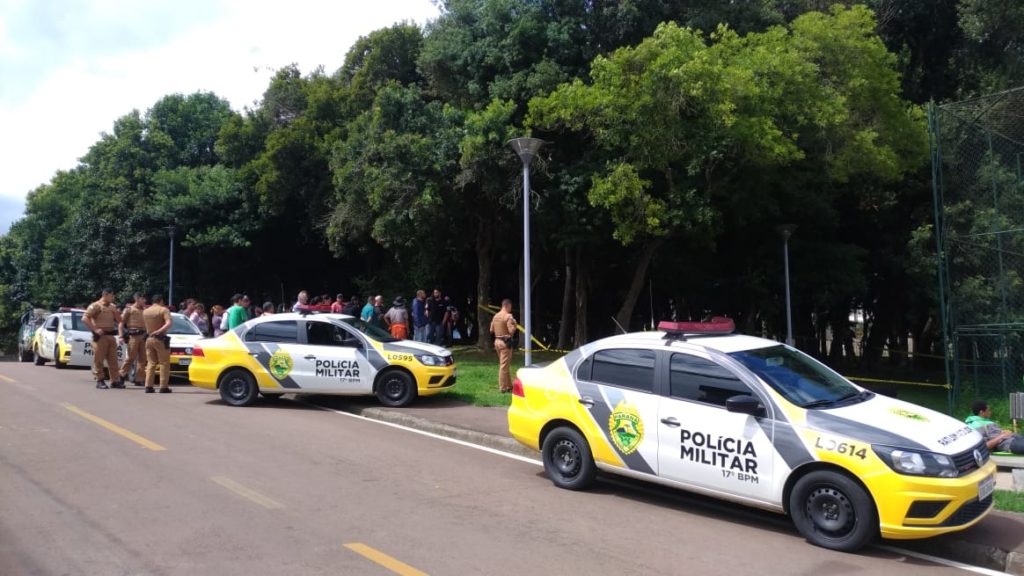 Moradores ouvem quatro tiros e encontram jovem morto em praça de Araucária