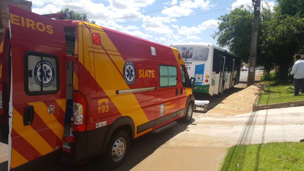 Mulher fica ferida ao cair dentro de ônibus do transporte coletivo, no Bairro Periolo