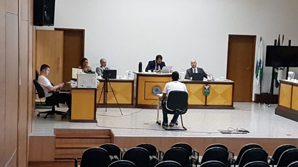 Homem acusado de matar vítima com cinco tiros é julgado
