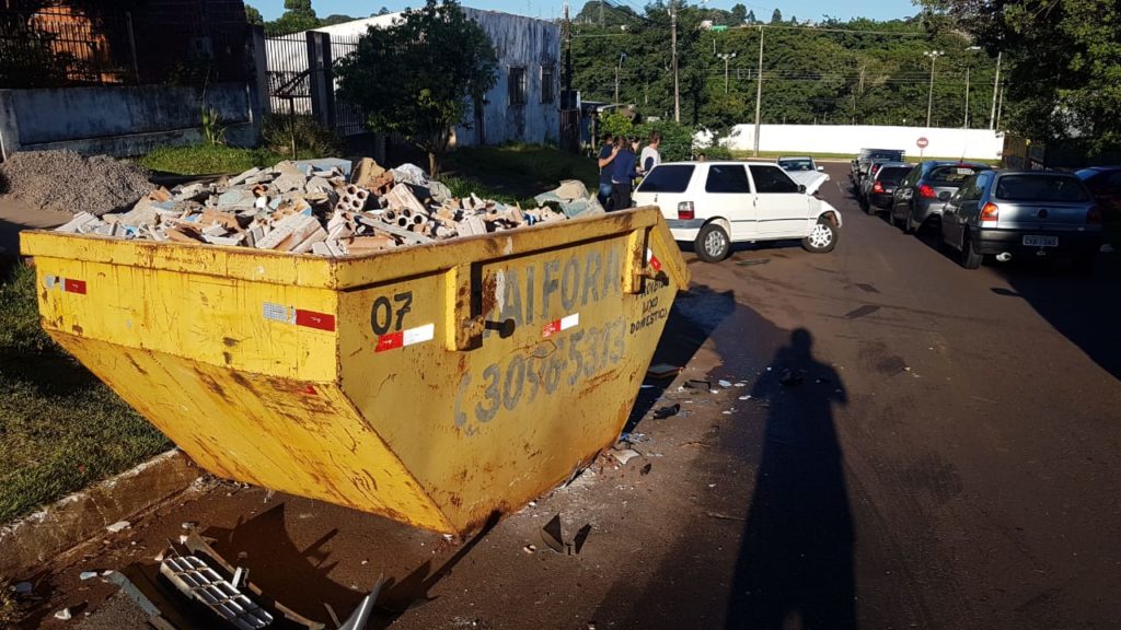 Carro atinge caçamba de entulhos no Bairro Brasília
