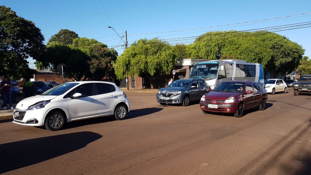 Quatro veículos se envolvem em acidente na Rua Vitória