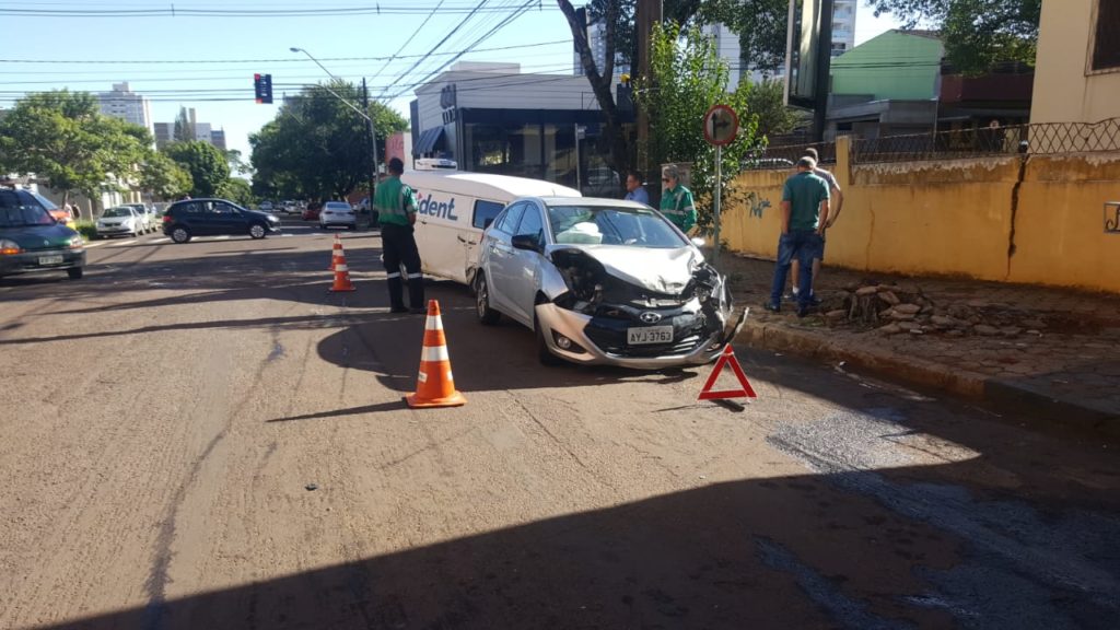 Veículos se envolvem em forte batida no Centro