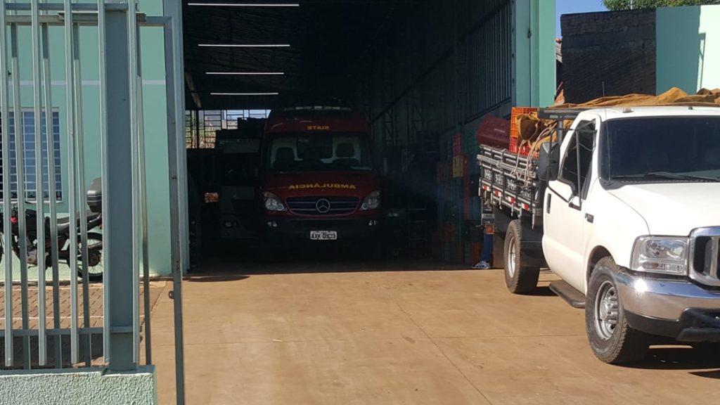 Trabalhador é socorrido ao cair de caminhão no Brasmadeira