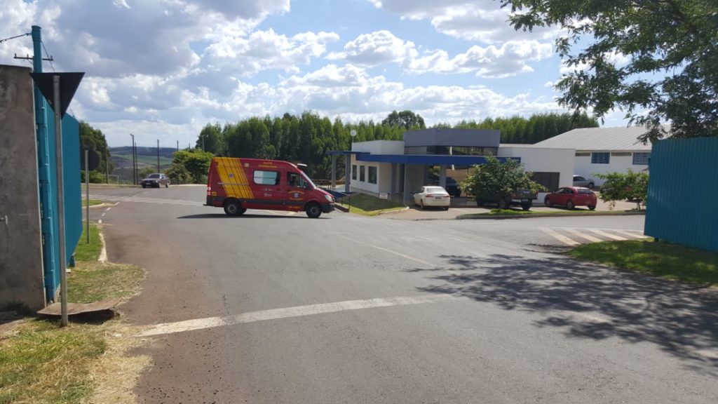 Homem é socorrido após ter dedo esmagado por máquina
