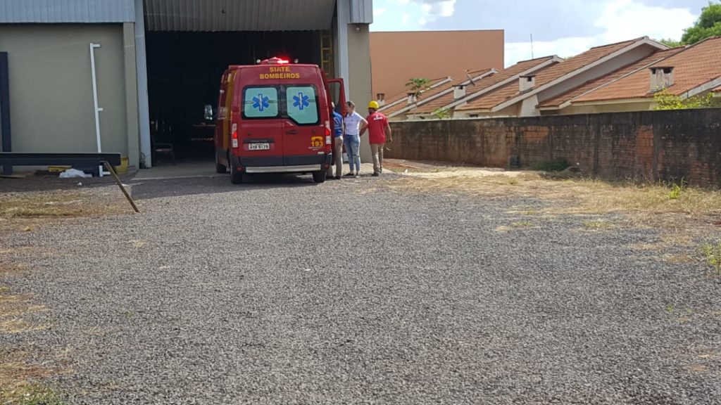 Trabalhador fratura a mão após ter membro prensado em máquina