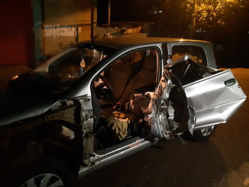 Carro sofre vários danos ao atingir caçamba no Cancelli