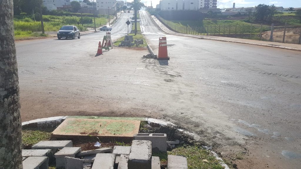 Fechamento de contorno na Avenida Brasil gera confusão