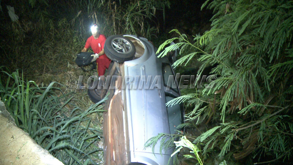 Carro cai em córrego na Vila Portuguesa em Londrina