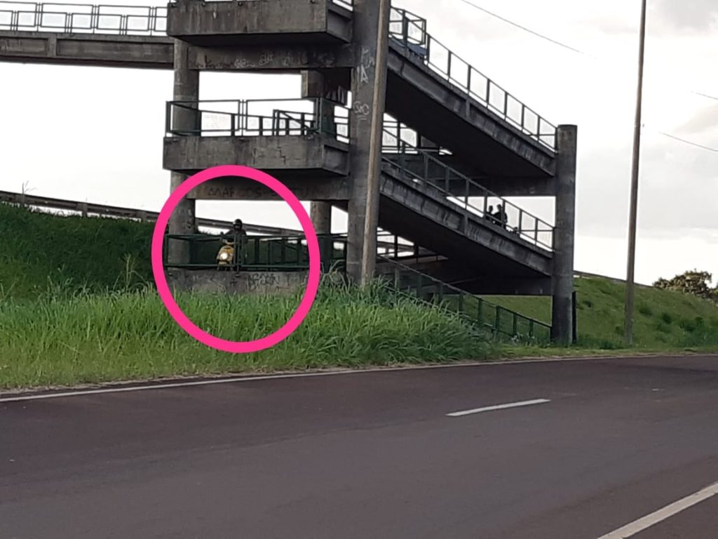 Internauta registra motociclista transitando por passarela no Bairro São Cristóvão