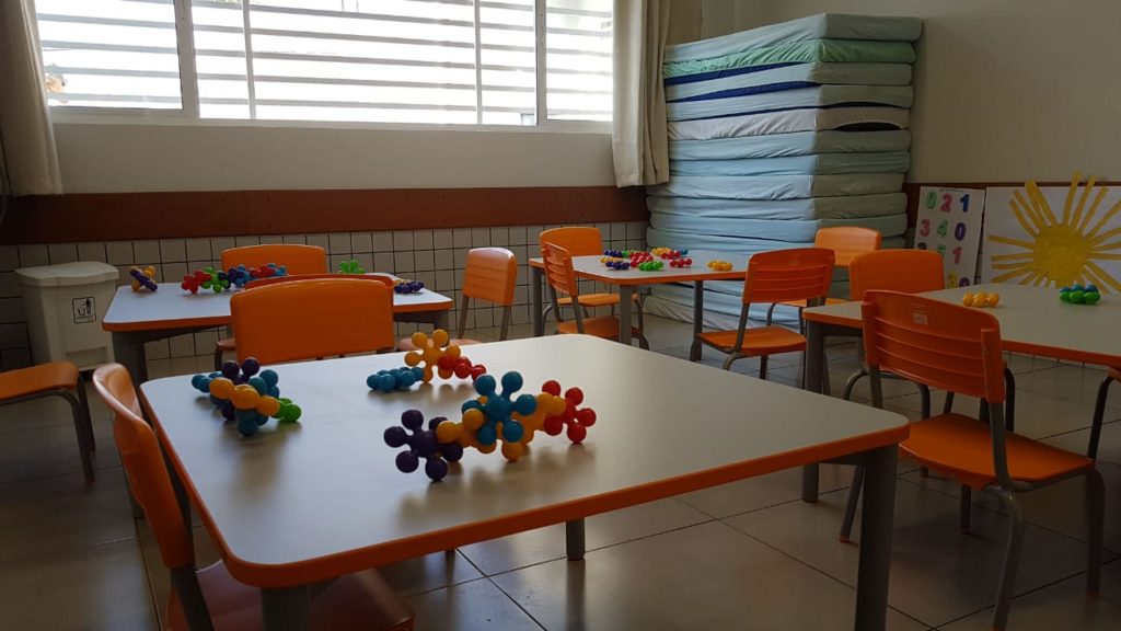 Com contratos suspensos, estagiários da Educação cobram respostas da Prefeitura