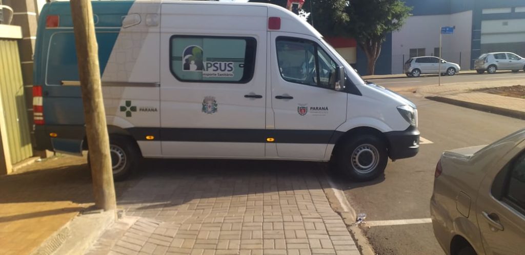 Morador reclama de vans estacionadas em calçada próximo do HU