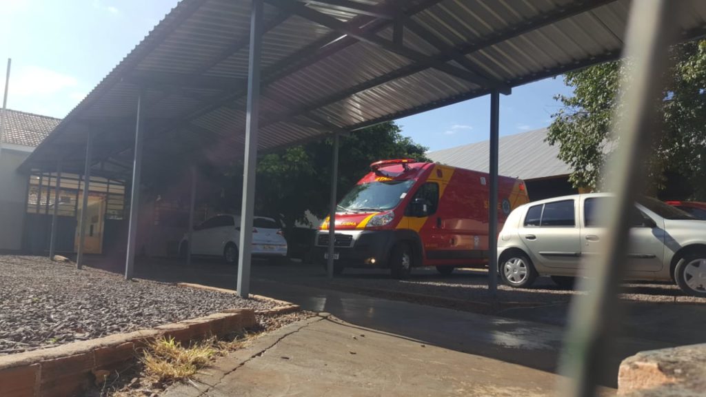 Banco cai no pé de criança em escola no Jardim Alvorada