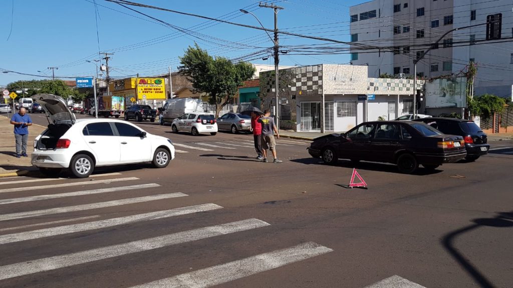Carros se envolvem em acidente no Centro