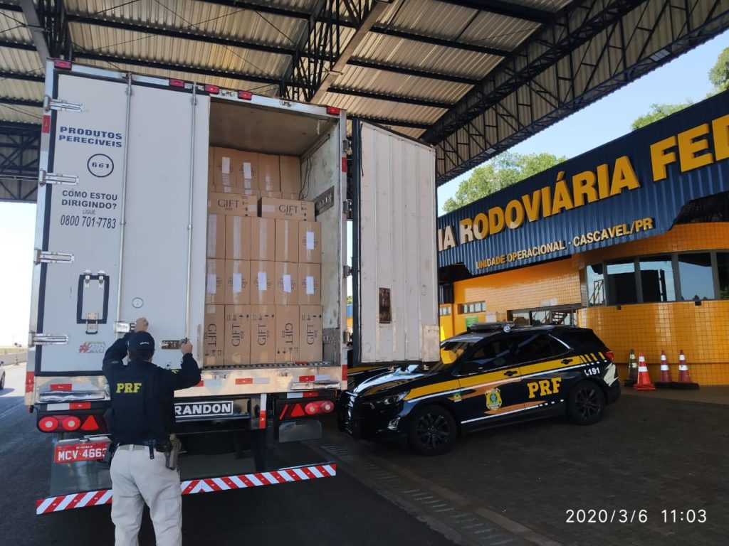 Carreta carregada com cigarros é apreendida na BR-277
