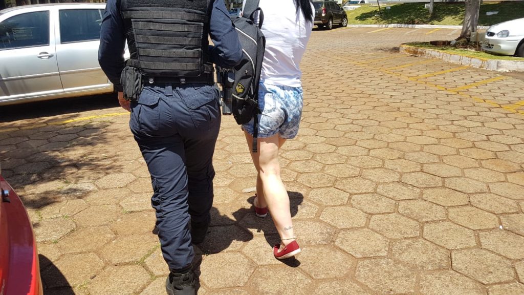 Mulher acusada de furto é detida pela GM no Bairro Santo Onofre Mulher acusada de furto é detida pela GM no Bairro Santo Onofre