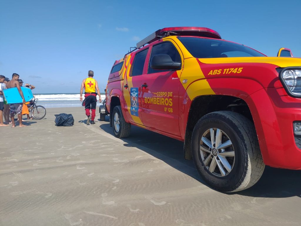 Corpo de jovem que desapareceu ao entrar no mar com amigos é localizado em praia do Paraná